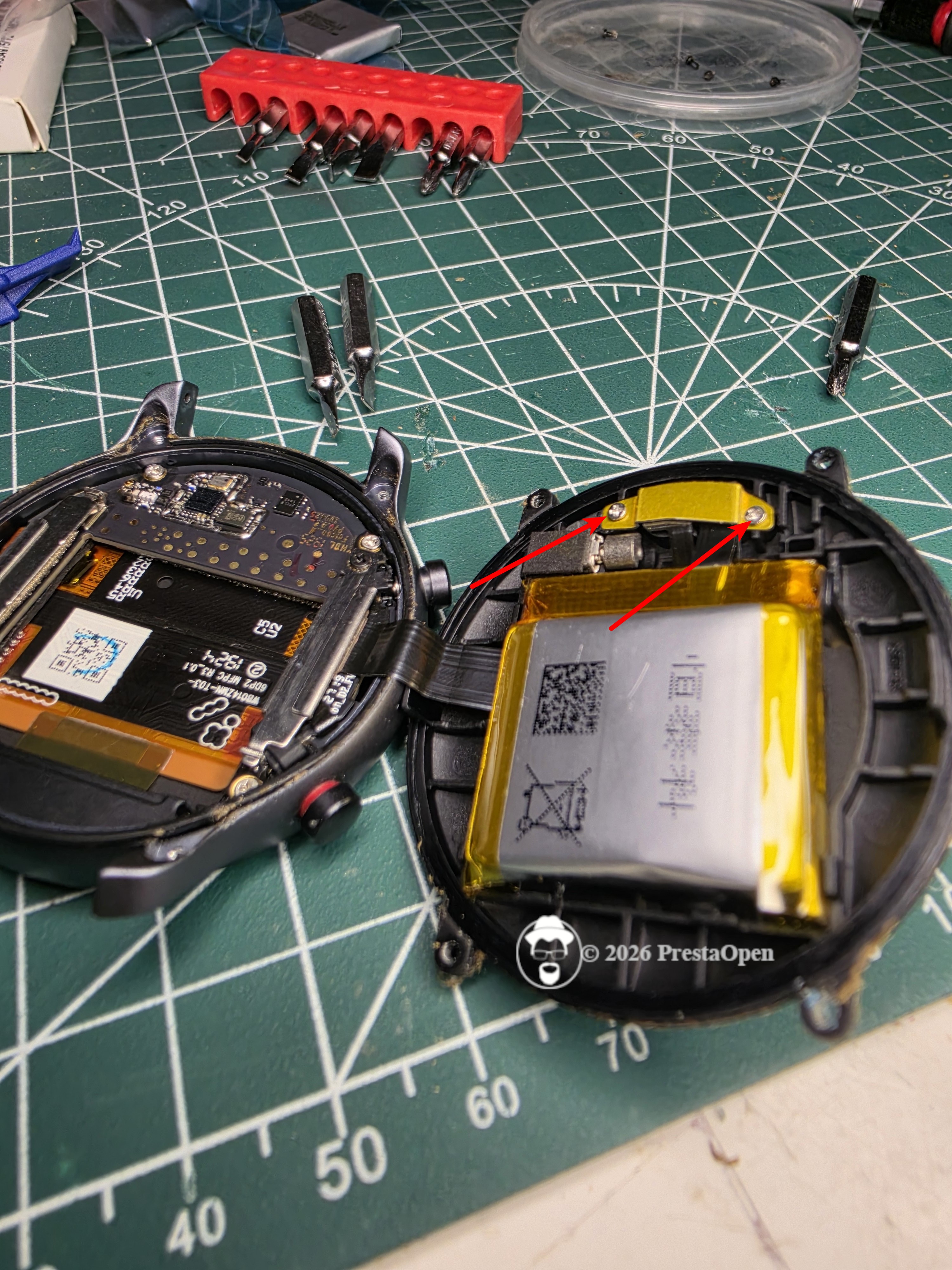 2 vis à enlever pour débrancher la batterie 2 vis à enlever pour débrancher la batterie